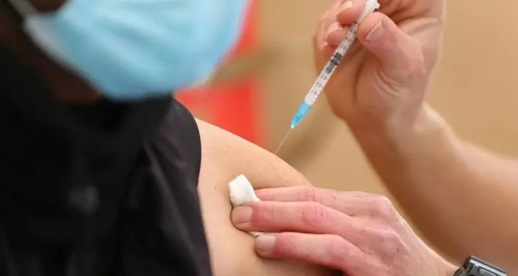 كبار مسؤولي أوروبا يعلنون نيّتهم أخذ لقاح أسترازينيكا لدحض الشائعات: أخبار