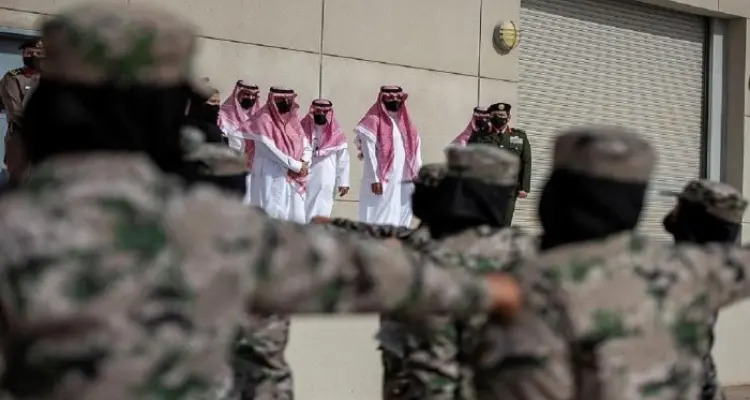 المجندات السعوديات يثبتن أنفسهن وأول دفعة نسائية تخرجها القوات المسلحة في المملكة تمهد للمستقبل: أخبار