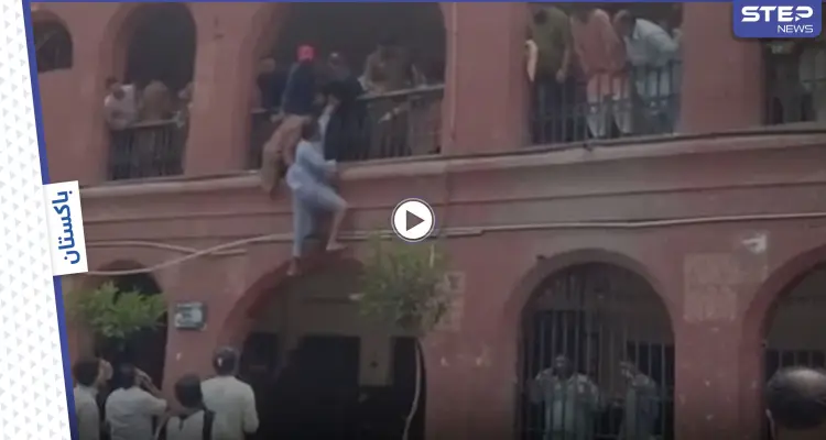 بالفيديو|| تخلت عن عائلتها ثم عنه.. شاب يحاول إنهاء حياته من شرفة المحكمة بعد أن اتخذت زوجته قرار الطلاق: أخبار