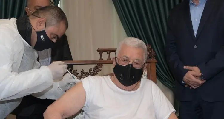 الرئيس الفلسطيني يتلقى لقاح كورونا ويدعو الفلسطينين لأمرين: أخبار
