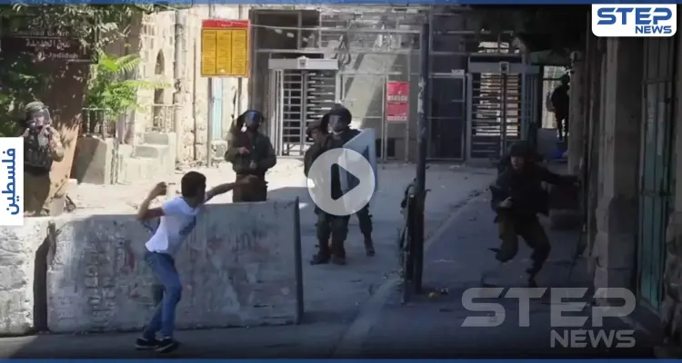 بالفيديو|| شاب فلسطيني يهاجم بالحجر وحده 8 جنود إسرائيليين مسلحين في الخليل: أخبار