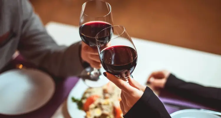 دراسة: كوب من المشروب الأحمر يعادل ساعة من التمارين الرياضية: أخبار