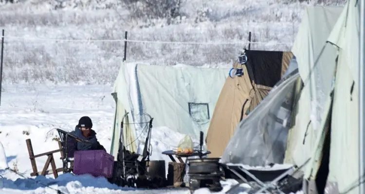 بجو شديد البرودة .. آلاف المهاجرين عالقين على حدود أوروبا: أخبار