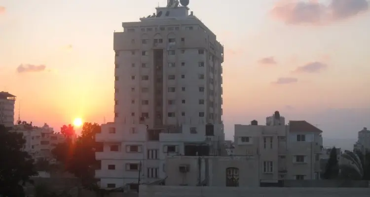 لحظة استهداف برج القاهرة في غزة.. ووزيرا خارجية السعودية ومصر يتفقان على أمر: أخبار