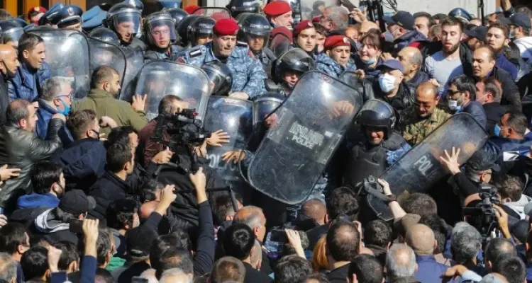 متظاهرين في أرمينيا يقتحمون مبنى حكومي في العاصمة يريفان: أخبار