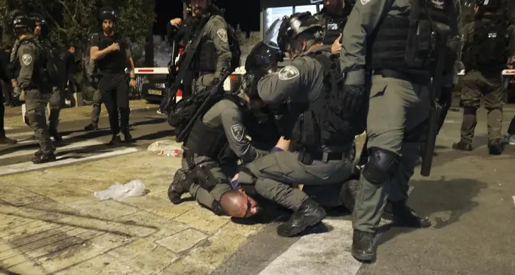 الشرطة الإسرائيلية تلقي القبض على شاب متذرّعةً بتهديده المارّة في تل أبيب بسلاحٍ ناري (فيديو): أخبار