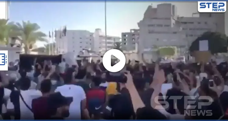 بالفيديو || الاحتجاجات الليبية تمتد خارج طرابلس.. وقوات الوفاق تفرق بالرصاص الحي: أخبار