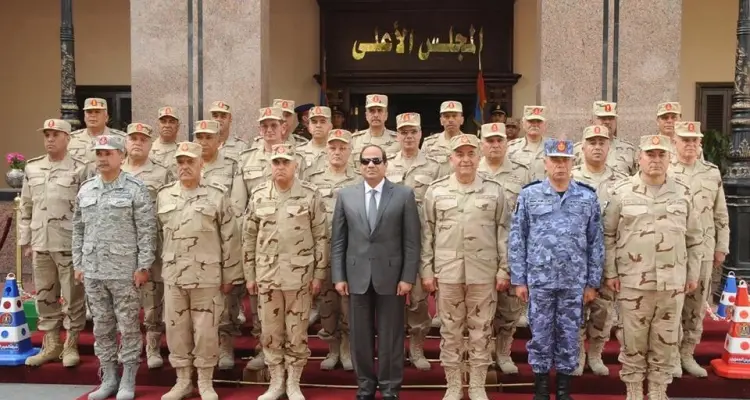 الرئيس المصري يلتقي كبار قادة الجيش ويبحث معهم ملفات هامة: أخبار