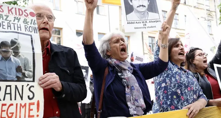 حميد نوري المتهم بمجازر 1988 يصل مقيد اليدين لقاعة المحكمة في إجراءات غير مسبوقة: أخبار