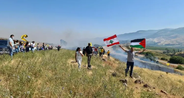 بالفيديو|| لبنانيون غاضبون يقتحمون السياج الحدودي الشائك ويدخلون إسرائيل: أخبار