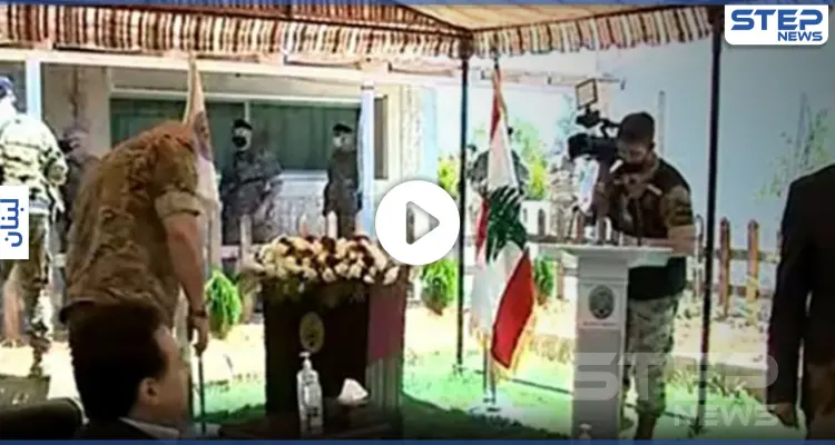 أثناء مهمة رسمية رئيس وزراء لبنان يسرح شعره على الحدود السورية.. ويشعل مواقع التواصل: أخبار