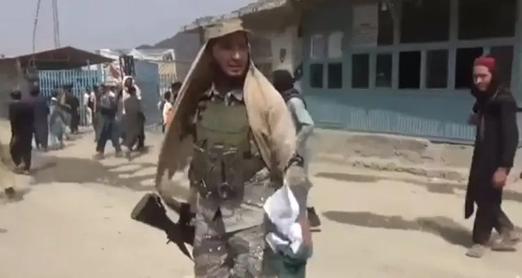 بالفيديو|| عناصر طالبان يمزّقون العلم الباكستاني مرددين "الله أكبر".. وكبير ممثلي حلف ناتو يعترف بأمر: أخبار