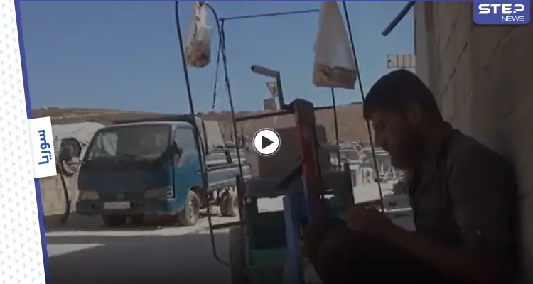 مصاب بشلل في قدميه .. ومشرداً في مخيمات الشمال السوري .. تعرف إلى قصة عبدالرحمن بائع المعروك: أخبار