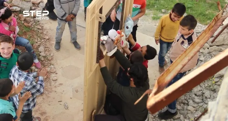 من على أنقاض المنازل.. المسرح المتنقل بسراقب لزرع البسمة على وجوه الأطفال: أخبار