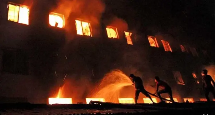 بالفيديو|| احتراق عبارة مكونة من ثلاثة طوابق في بنغلاديش يودي بحياة 32 شخصاً: أخبار