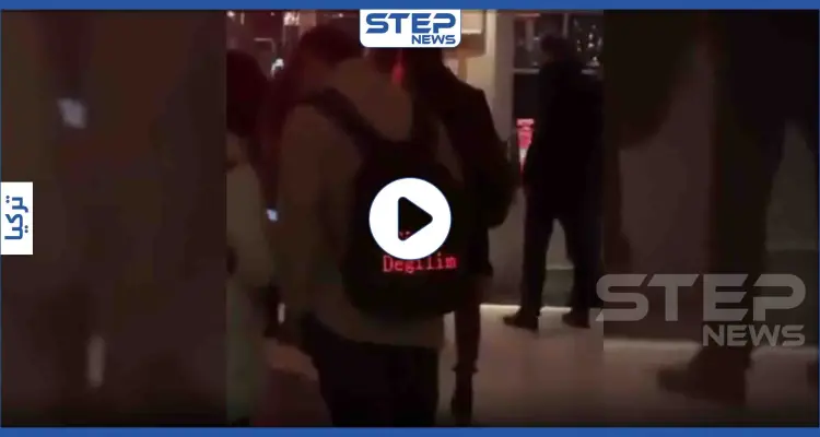 بالفيديو|| لوحة صراف إلكترونية يستخدمها تايواني على ظهره ليخبر أهالي إسطنبول أنه ليس صيني: أخبار