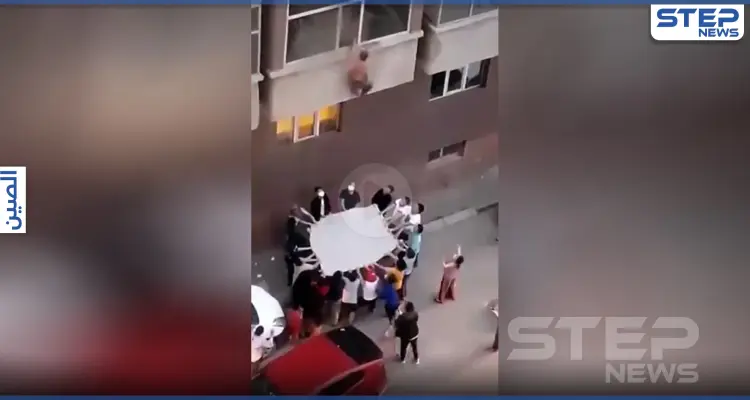 بالفيديو || عملية إنقاذ مثيرة لرجل كاد أن يسقط من نافذته التي حاصرتها النيران: أخبار