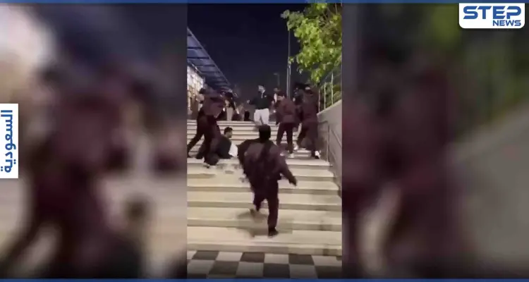 بالفيديو|| مشاجرة جماعية وضرب بالأيادي وتراشق بالألفاظ البذئية وسط مجمع بالرياض وردة فعل رجل تثير الجدل: أخبار