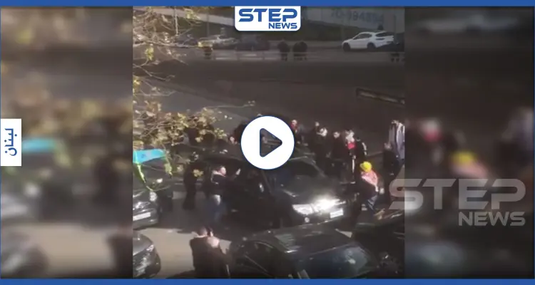 بالفيديو|| بالبيض والحجارة.. محتجون لبنانيون يرشقون سيارة نائب ويتسببون بإصابته: أخبار