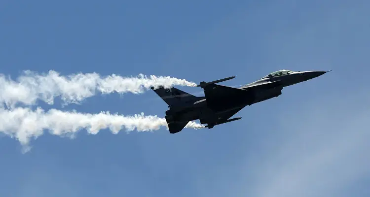 سقوط طائرة حربية خلال عرض عسكري في ليبيا بحضور قيادي بارز: أخبار