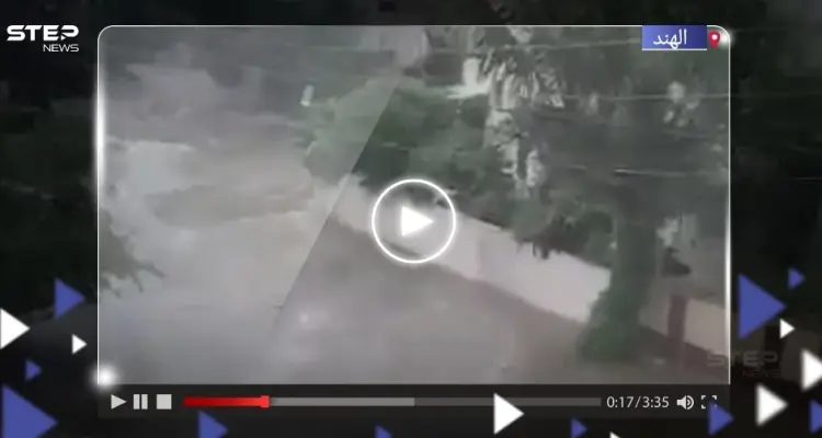 بالفيديو|| الأمطار تغرق شوارع مدينة هندية.. والسيول تجرف المواطنين: أخبار