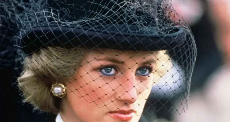 إحياءً لذكراها في عيد ميلادها الـ 60.. إزاحة الستار عن تمثال الأميرة ديانا بحضور الأميرين وليام وهاري (صور): أخبار