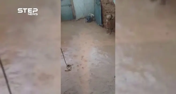 نازح في مخيم الركبان يوثق لحظة انغمار خيمته بمياه الأمطار: أخبار