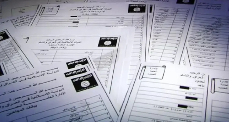 بعد انحسار مناطق سيطرته.. "داعش" يتلف وثائقه في جيبه الأخير: أخبار