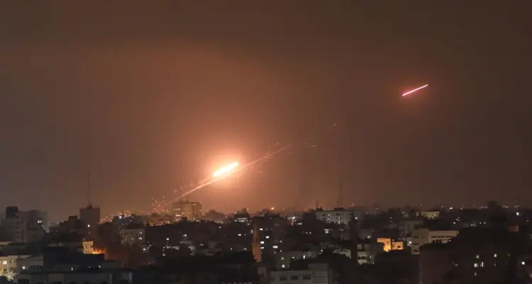 بالفيديو|| 130 صاروخاً دفعة واحدة.. تل أبيب تتعرض لهجومٍ جوي عنيف وأنباء عن ضحايا إسرائيليين: أخبار