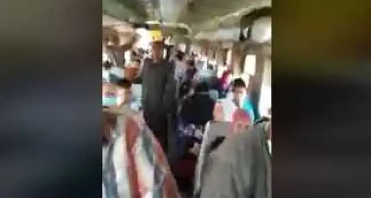 بالفيديو|| مشاجرة داخل قطار بمصر بعد صفع كمسري لمواطن أمام طفلته.. وهيئة السكة الحديد تفتح تحقيقاً عاجلاً: أخبار