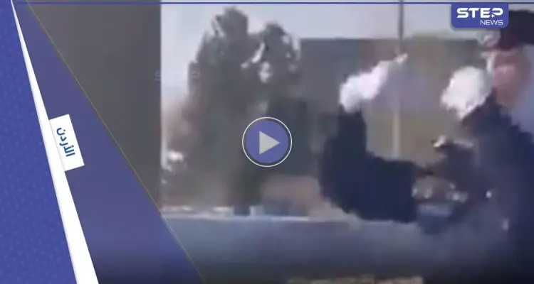 بالفيديو|| شرطية تثني شاباً عن إلقاء نفسه من فوق جسر دوار الشعب في الأردن تثير ضجة على وسائل التواصل: أخبار