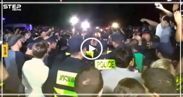 بالفيديو: حشود شعبية غاضبة أمام إحدى القنوات الفضائية تطالب بمعاقبة إعلامي شتم "بوتين": أخبار