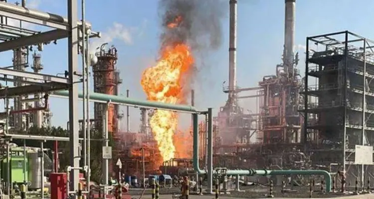 بالفيديو|| حرائق نفطية بالخليج.. الأول بأكبر منشأة للبترول بالكويت والثاني بدبي: أخبار