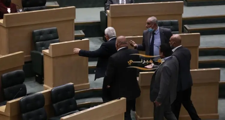 بالفيديو|| مجلس النواب الأردني يشتعل من جديد ورئيس المجلس يهدد بطرد نائب آخر: أخبار