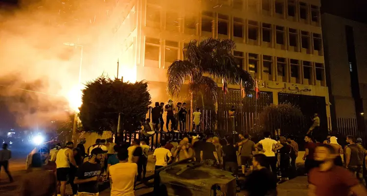 بذكرى انفجار مرفأ بيروت.. متظاهرون يقتحمون شركة عامّة والصليب الأحمر يكشف حصيلة مصابي التظاهرات: أخبار