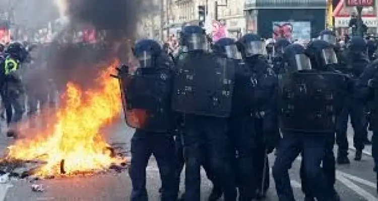 بالفيديو | مشاهد "مروعة" لاشتباكات بين قوات الأمن ومتظاهرين في باريس: أخبار