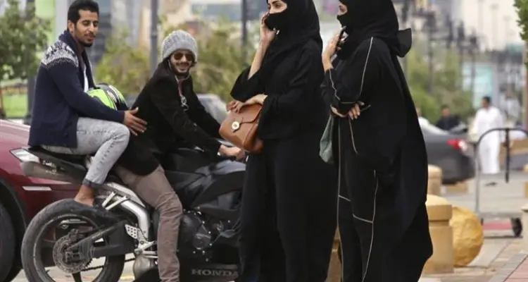 مستشار قانوني سعودي يطالب بمعاقبة المتحرَّش بها إذا خرجت للأماكن العامة بهذه النوعية من الملابس: أخبار