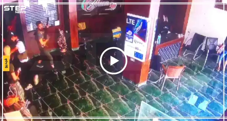 شاهد بالفيديو: مجموعة مسلحة تقتحم إحدى شركات الاتصالات بسرمدا وتعتدي بالضرب على صاحبها: أخبار