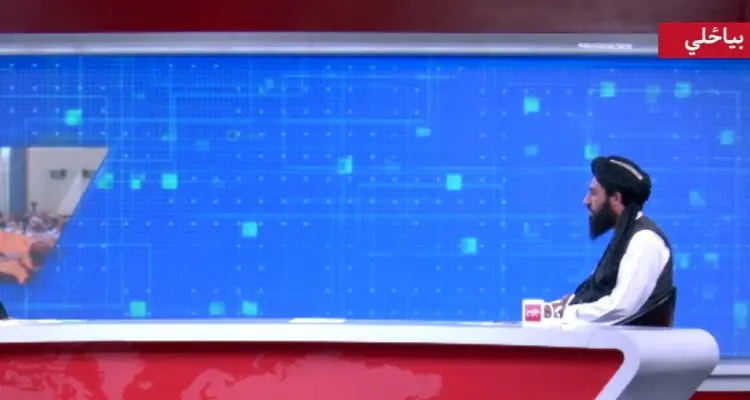 بالفيديو|| في خطوةٍ جريئة وغير مسبوقة.. مذيعة تجري مقابلة بشعرٍ شبه مكشوف مع مسؤول بحركة طالبان: أخبار
