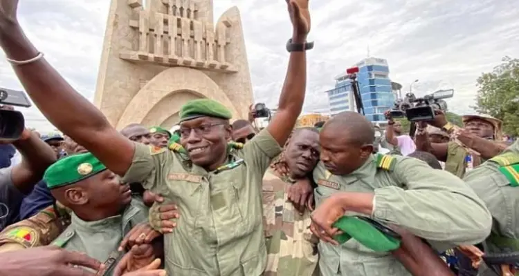 الانقلاب الخامس يطرق أبواب مالي.. تحذيرات دولية بعد اعتقال الرئيس وحكومته: أخبار