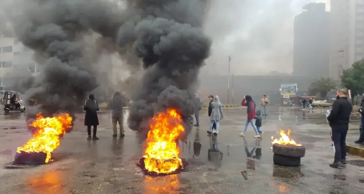 محتجون لبنانيون يقطعون الطرق في طرابلس لتحقيق مطالبهم: أخبار