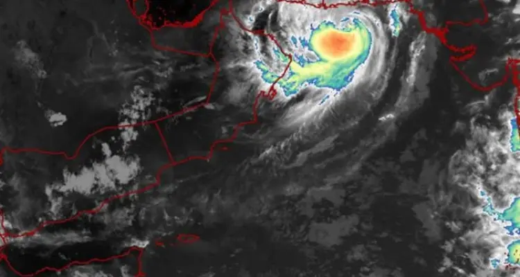 الإعصار شاهين يتحول إلى عاصفة مدارية بعد دخوله اليابسة.. والسلطات العمانية تكشف آخر تطوراته وتأثيراته المباشرة: أخبار