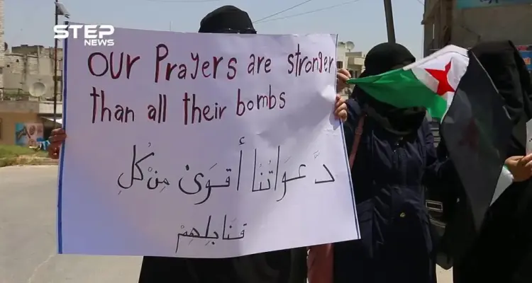 خروج مظاهرة نسائية تحت عنوان " رص الصفوف " بمدينة إدلب طالبت بإسقاط النظام وعدم الحيد عن مبادئ الثورة: أخبار