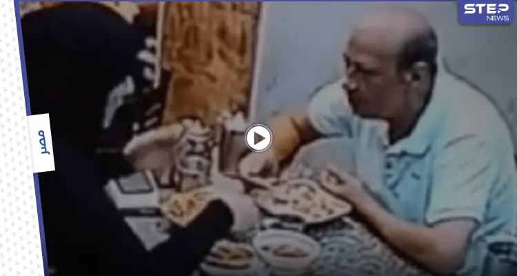 بالفيديو|| امرأة تضرب زوجها بصحن الطعام على رأسه أمام الناس وسط مكان عام وردة فعل الأخيرة مدهشة: أخبار