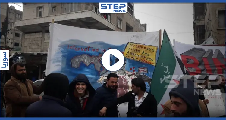 بالفيديو|| مشاجرة بمظاهرة إدلب عقب مشادة كلامية بين أحد عناصر تحرير الشام وشابة: أخبار