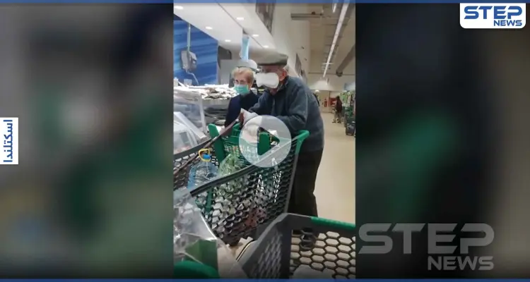 بالفيديو|| رجل مسن لم يجد "كمامة" فاستبدلها بـ "فوطة نسائية".. شاهد ردة فعل المارة: أخبار