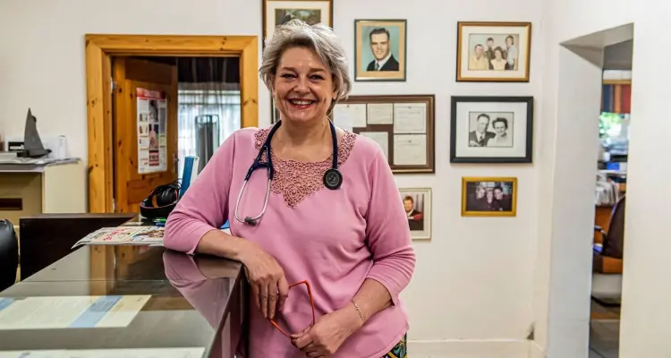 مكتشفة أوميكرون في جنوب أفريقيا تتحدث عن تطورات المتحور والأشخاص الأكثر عرضةً للإصابة به: أخبار