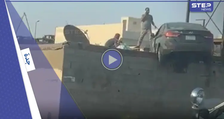 بالفيديو|| "سيارة على سطح منزل".. نهاية مفاجئة لحادث مروري بالسعودية والسلطات تتحرك: أخبار