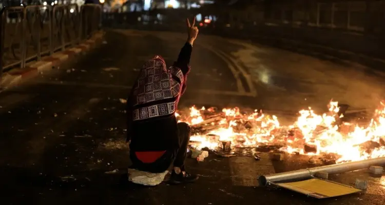 إسرائيل تعترض صاروخ من قطاع غزة واستمرار المواجهات بين الفلسطينيين والإسرائيليين في القدس: أخبار