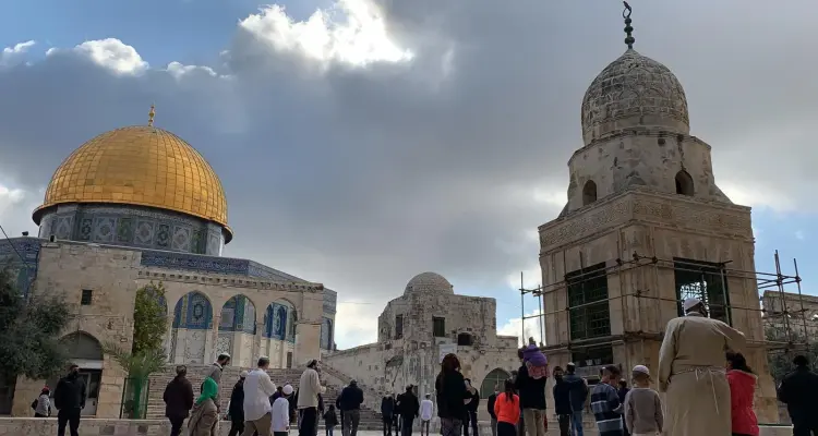 مئات المستوطنون يقتحمون باحات المسجد الأقصى بحماية من الشرطة الإسرائيلية: أخبار